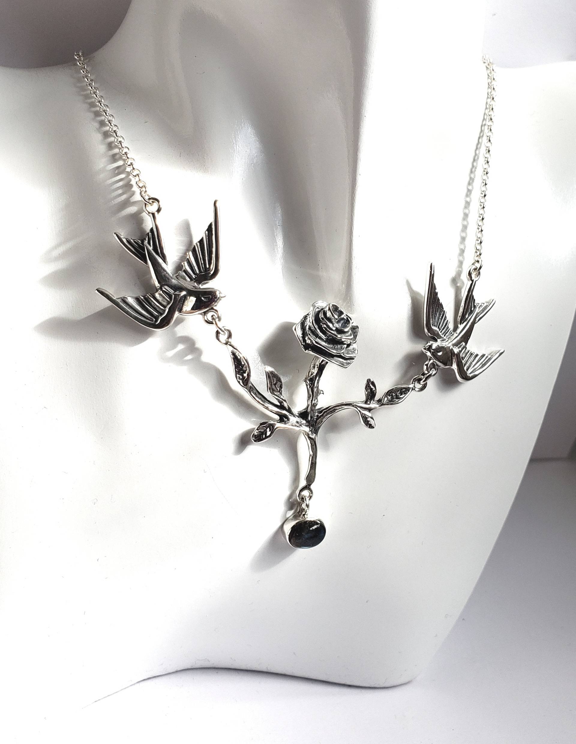 Punzierte One-Off Sterling Silber Rose Und Schwalben Tattoo Retro Gothic Halskette Mit Labradorit Tropfen 16-18" von HelenWalshDesign