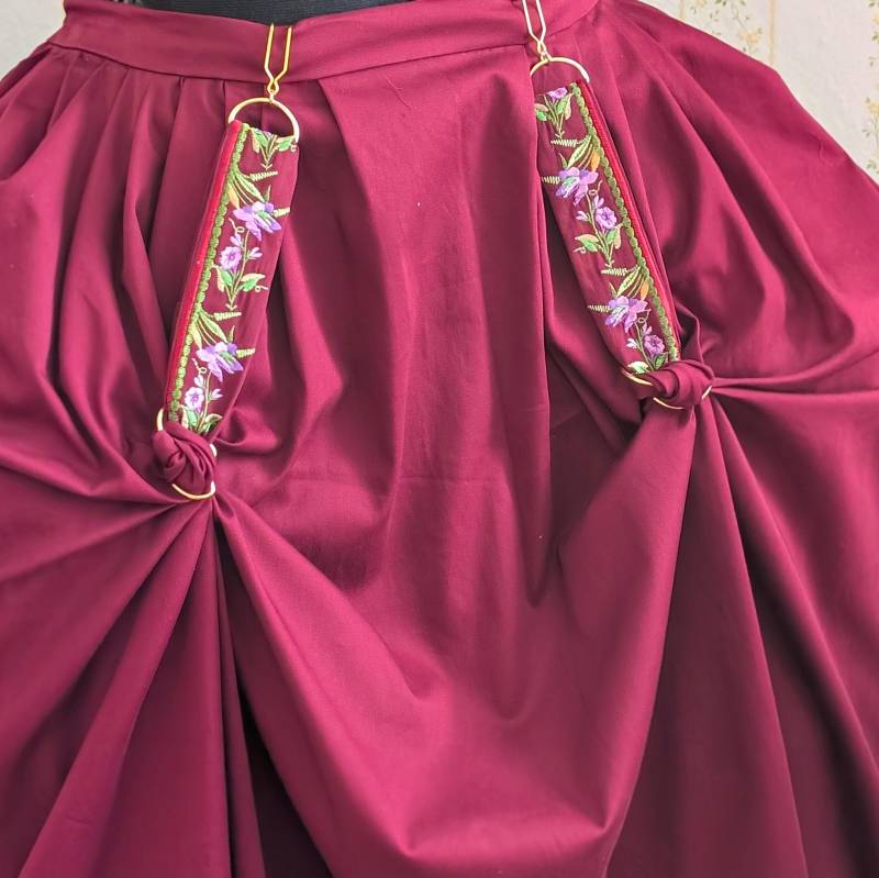 2Er Set Skirtlifter Rockheber Aus Baumwolle in Bordeaux Mit Wunderschöner Stickerei von HelenaBlauerose