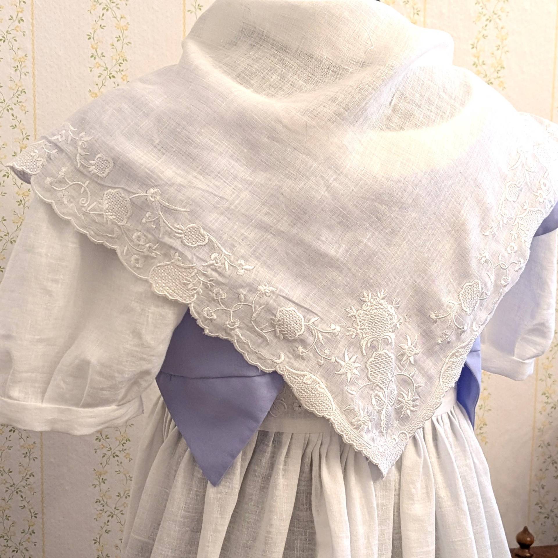 Fichu Schultertuch Aus Feinstem Leinen Mit Stickerei Im Stil Des 18./19. Jahrhunderts von HelenaBlauerose