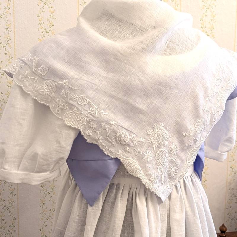 Fichu Schultertuch Aus Feinstem Leinen Mit Stickerei Im Stil Des 18./19. Jahrhunderts von HelenaBlauerose