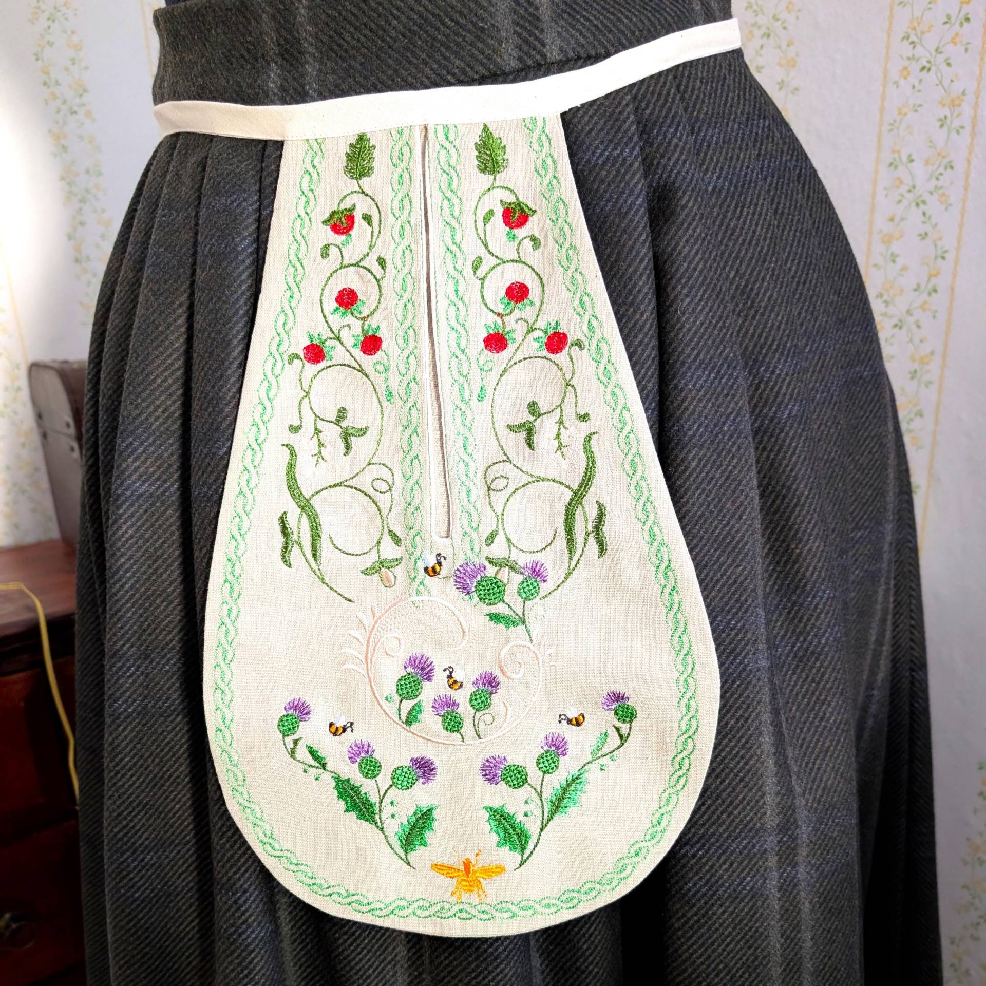 Große Leinentasche Zum Umbinden Mit Stickerei Im Stil Des 18. Jahrhunderts von HelenaBlauerose