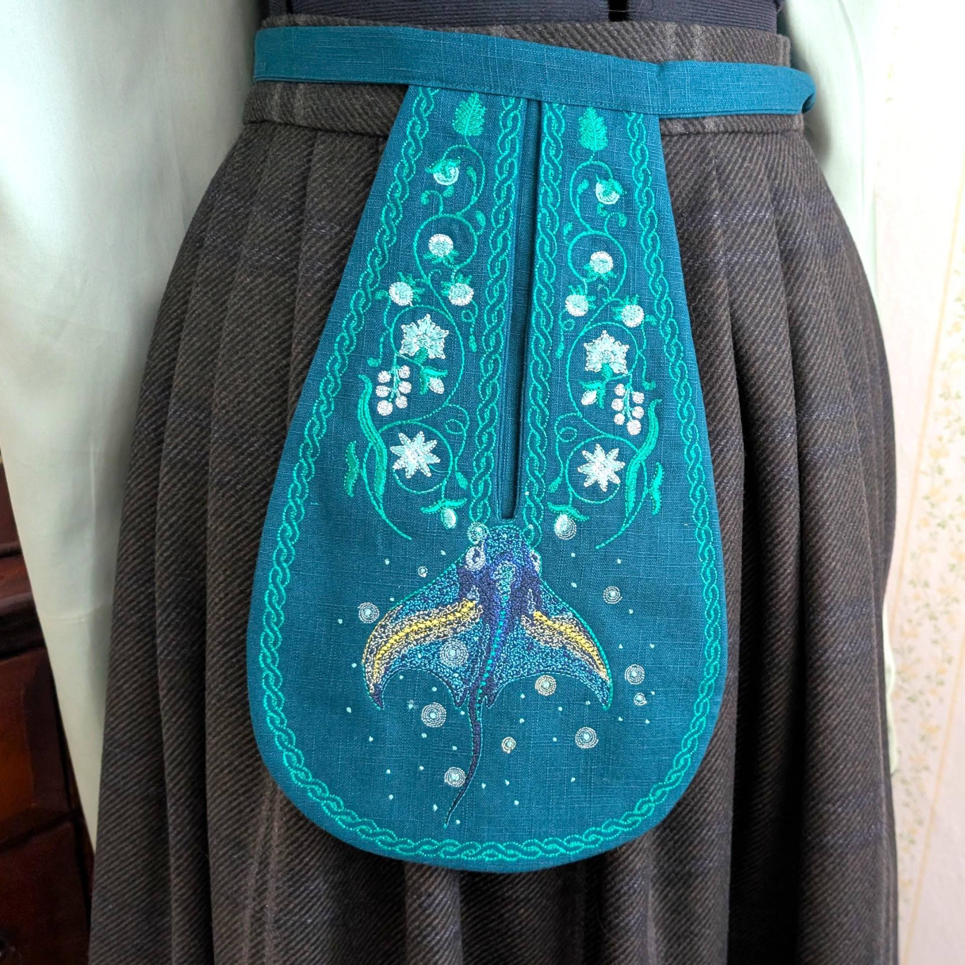 Große Tasche Zum Umbinden Aus Seegrünem Leinen Mit Maritimer Stickerei Ranken Und Rochen von HelenaBlauerose