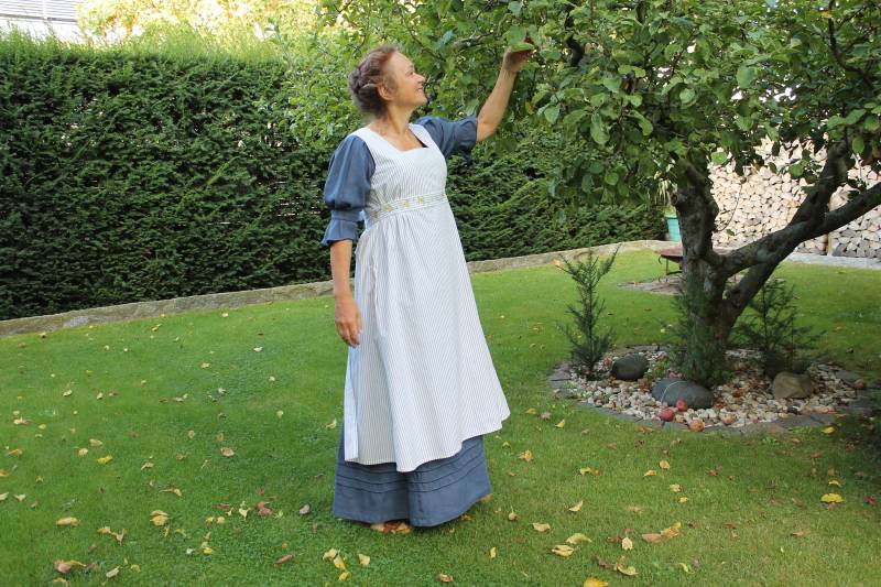 Kleiderschürze Im Regencystil Cottagestil Aus Baumwolle Mit Stickerei Verschiedene Farben Kleiderschürze Im Regencystil Cottagestil Aus Baumwolle Mit Stickerei Verschiedene Farben von HelenaBlauerose
