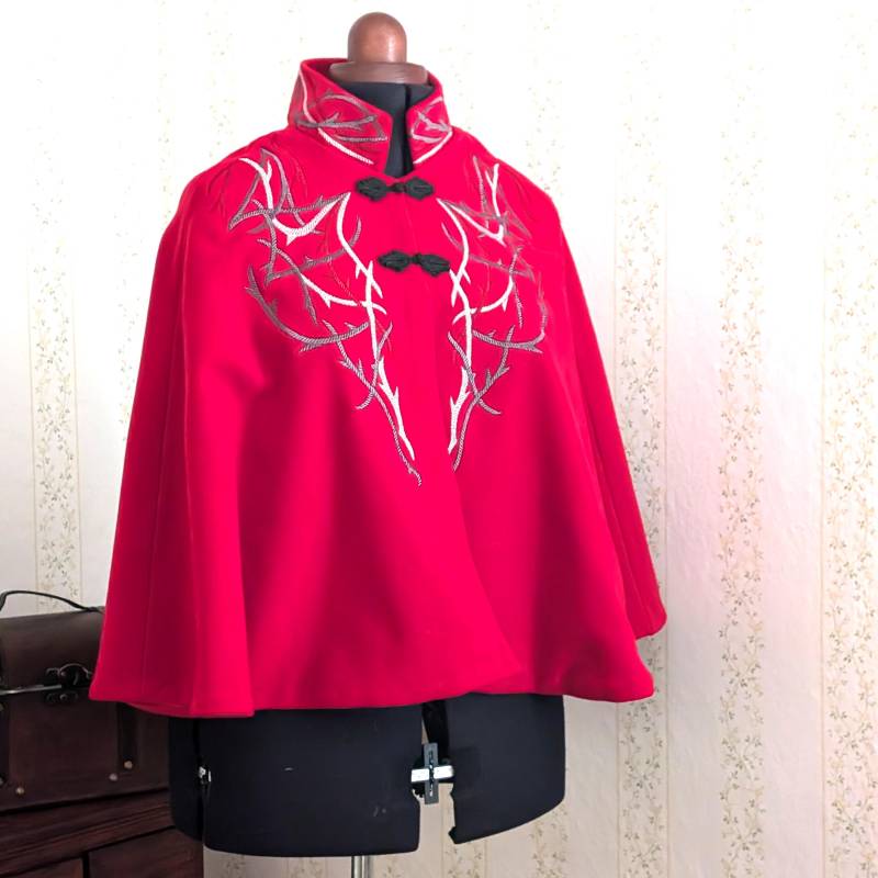 Mantel Cape Blutrot Aus Wolle Mit Stickerei Silber Rot von HelenaBlauerose