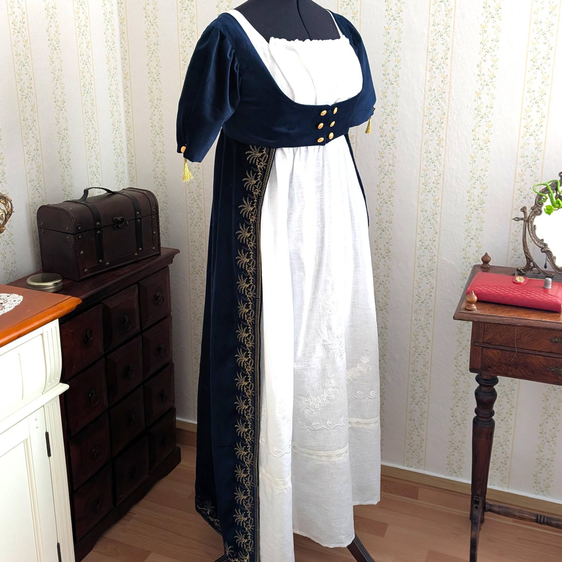 Open Robe Überkleid Aus Baumwollsamt Im Regencystil Jane Austen Mit Goldstickerei von HelenaBlauerose