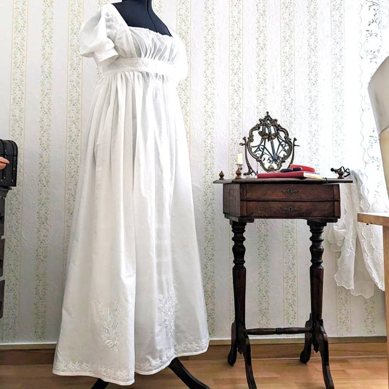 Regencykleid Empirekleid Baumwollbatist Weiß Mit Stickerei Im Stil Des Frühen 19. Jahrhunderts von HelenaBlauerose