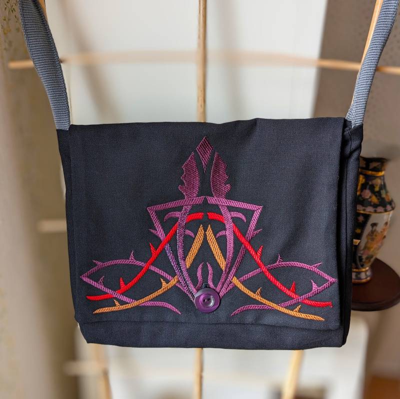 Schultertasche Schwarz Canvas Mit Stickerei Im Fantasystil von HelenaBlauerose