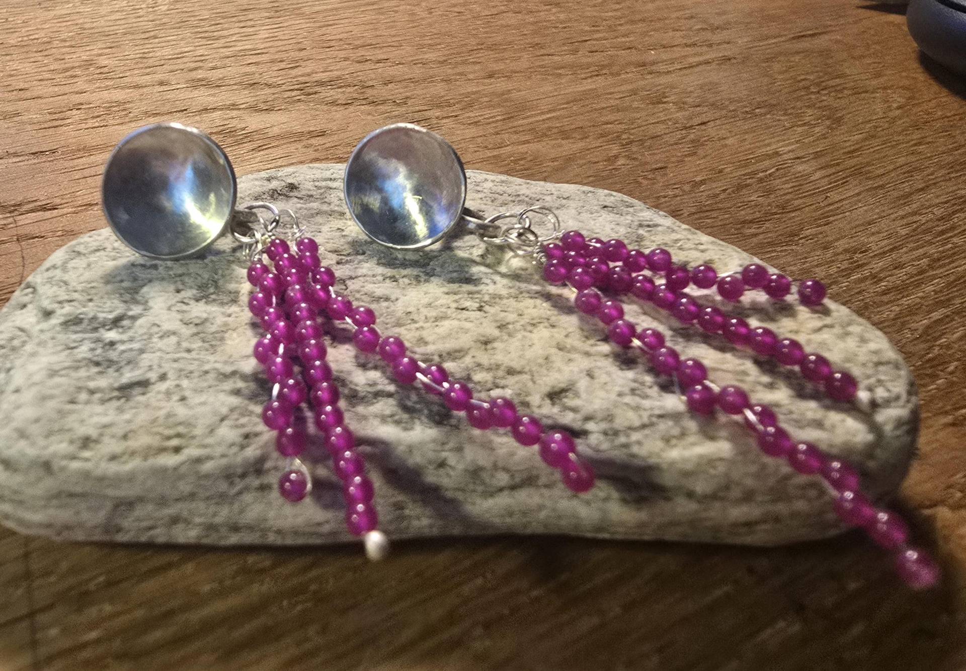 Handgeschmiedete Ohrringe Aus 925 Silber Mit Kleinen Echten Rubinen Handgeschmiedete Ohrringe Aus 925 Silber Mit Kleinen Echten Rubinen von HelenaMylonaJewelry