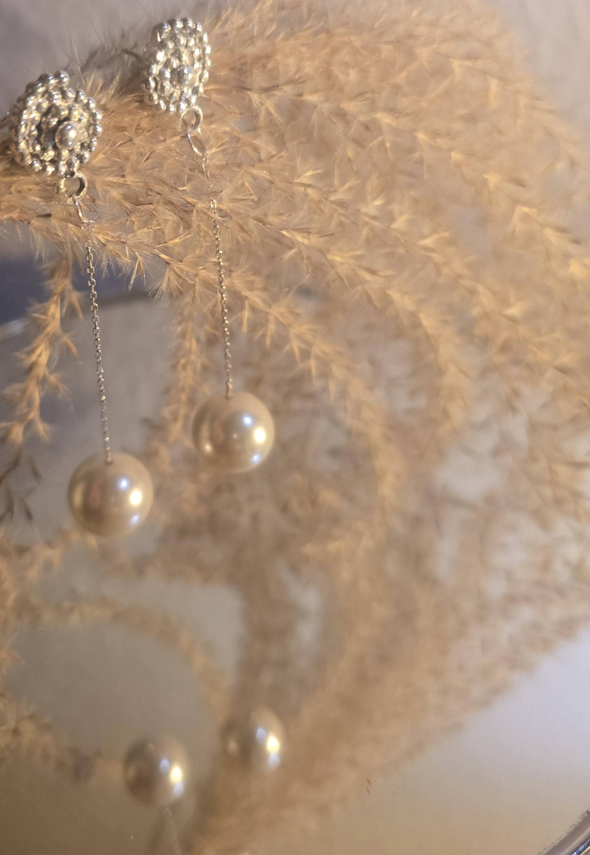 Schicke Handgemachte Hängeohrringe Aus 925 Und 999 Silber Mit Perle Schicke Handgemachte Hängeohrringe Aus 925 Und 999 Silber Mit Perle von HelenaMylonaJewelry