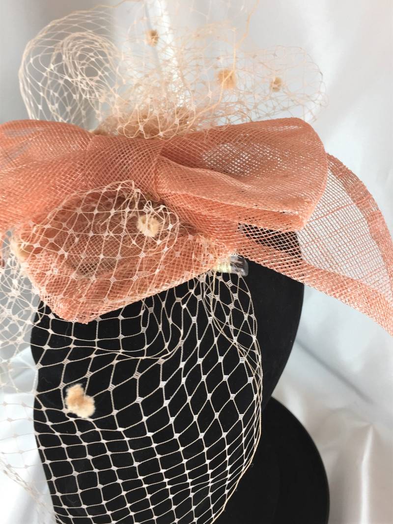 Der Suzanne Hut, Fascinator, Orange Pfirsich Cocktail Kirchen Rennen Mode Auf Dem Feld von HelensHatbox