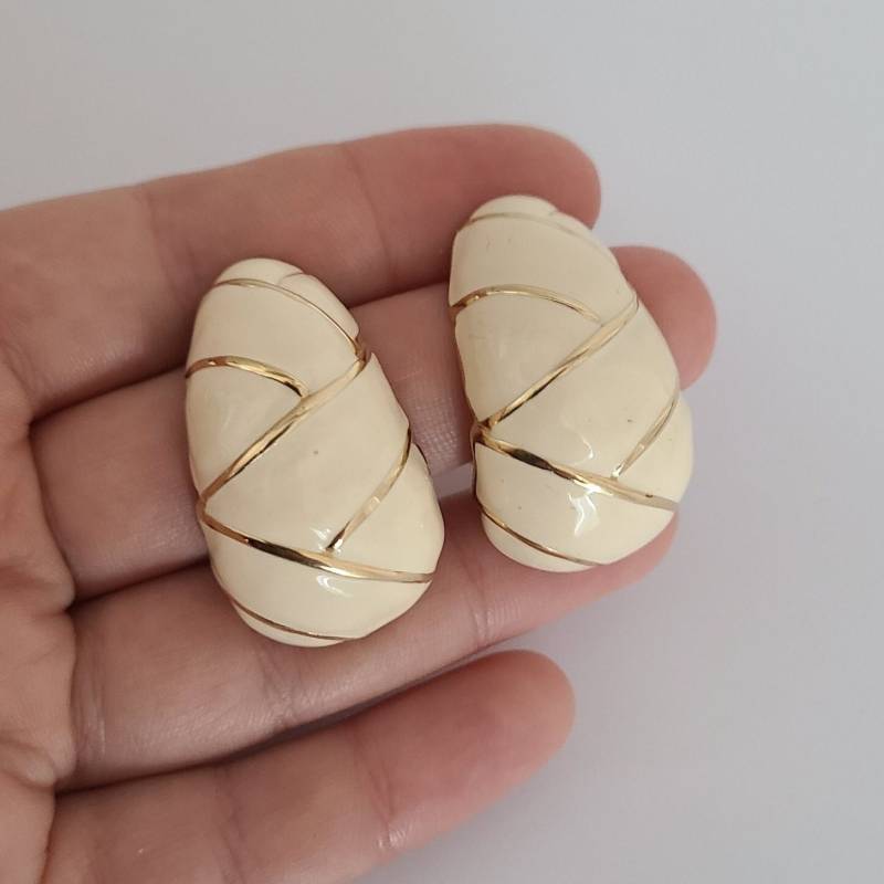 Wunderschöne Vintage Ohrclips Weiße Emaille Aus Goldfarbenem Metall Massiver Designer Ausreißer von HelensJewelleryBox