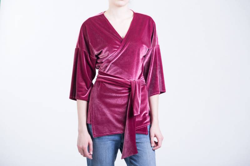 Wickel Samt Kimono Bluse Rosa Robe Damen Wickeltop Mit Ärmeln - Erhältlich in 5 Farben von HelensWear