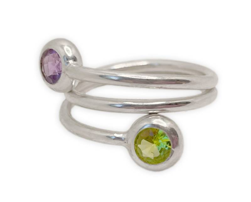 Doppelumwickelter 925 Silber Ring Mit Peridot Und Amethyst in 54 Oder 56 Größe von HeliadenJewellery