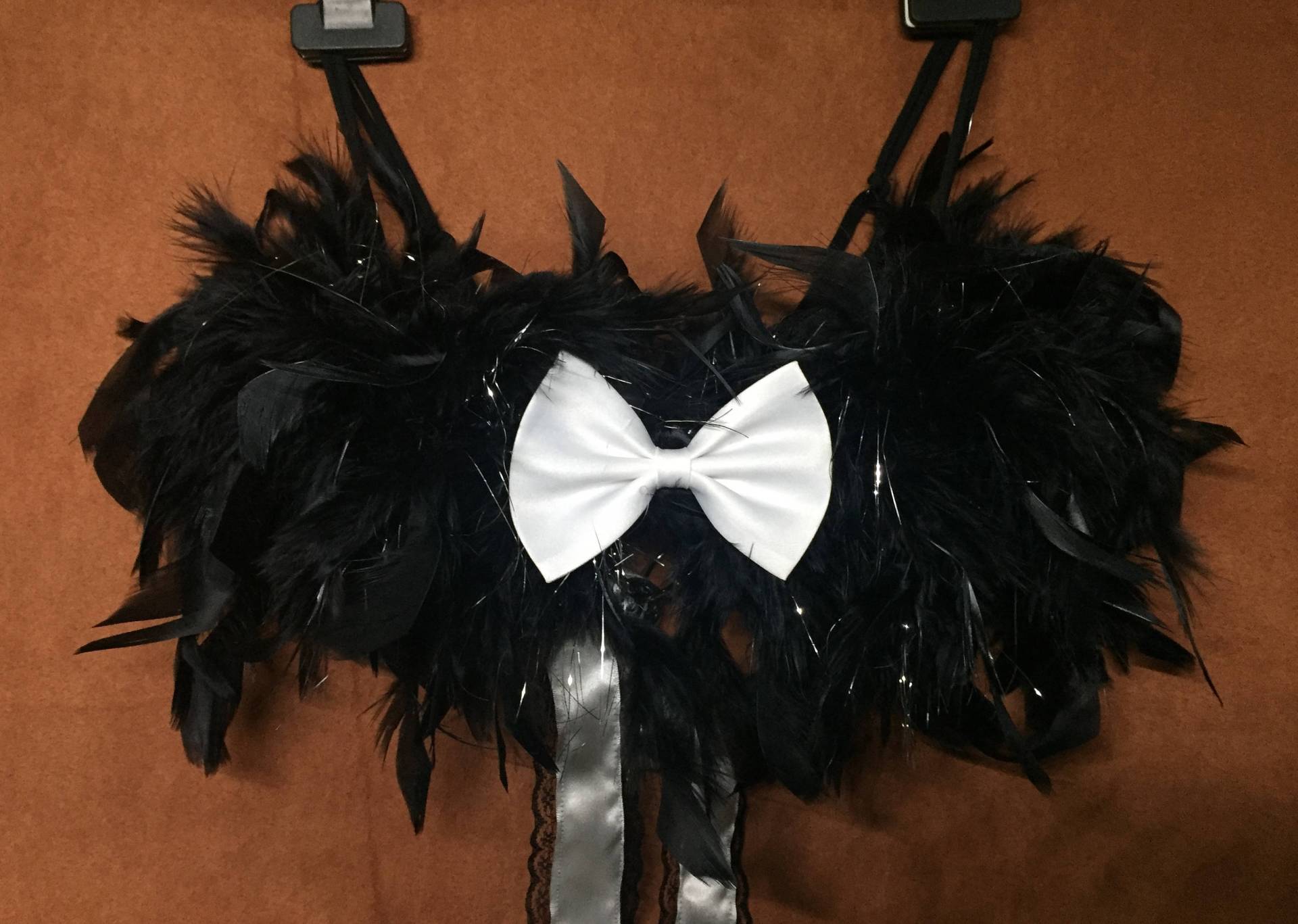 Schwarze Burlesque Bh Silber Weiß Elegante Rave Gothic Federn Bauchtanz Festival Schwarze Burlesque Bh Silber Weiß Elegante Rave Gothic Federn Bauchtanz Festival von Heliodorowo