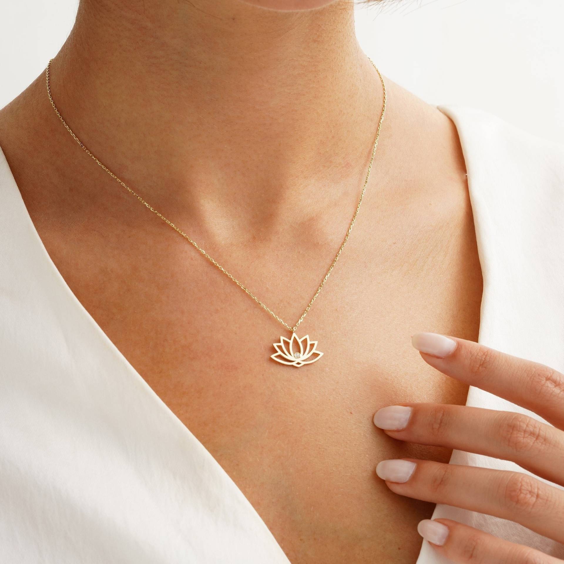 14K Echtgold Lotus Halskette, Anhänger Mit Cz Diamant, Blume Meditation Symbol Schmuck, Yoga Geschenk Für Sie von HeliosGoldJewelry