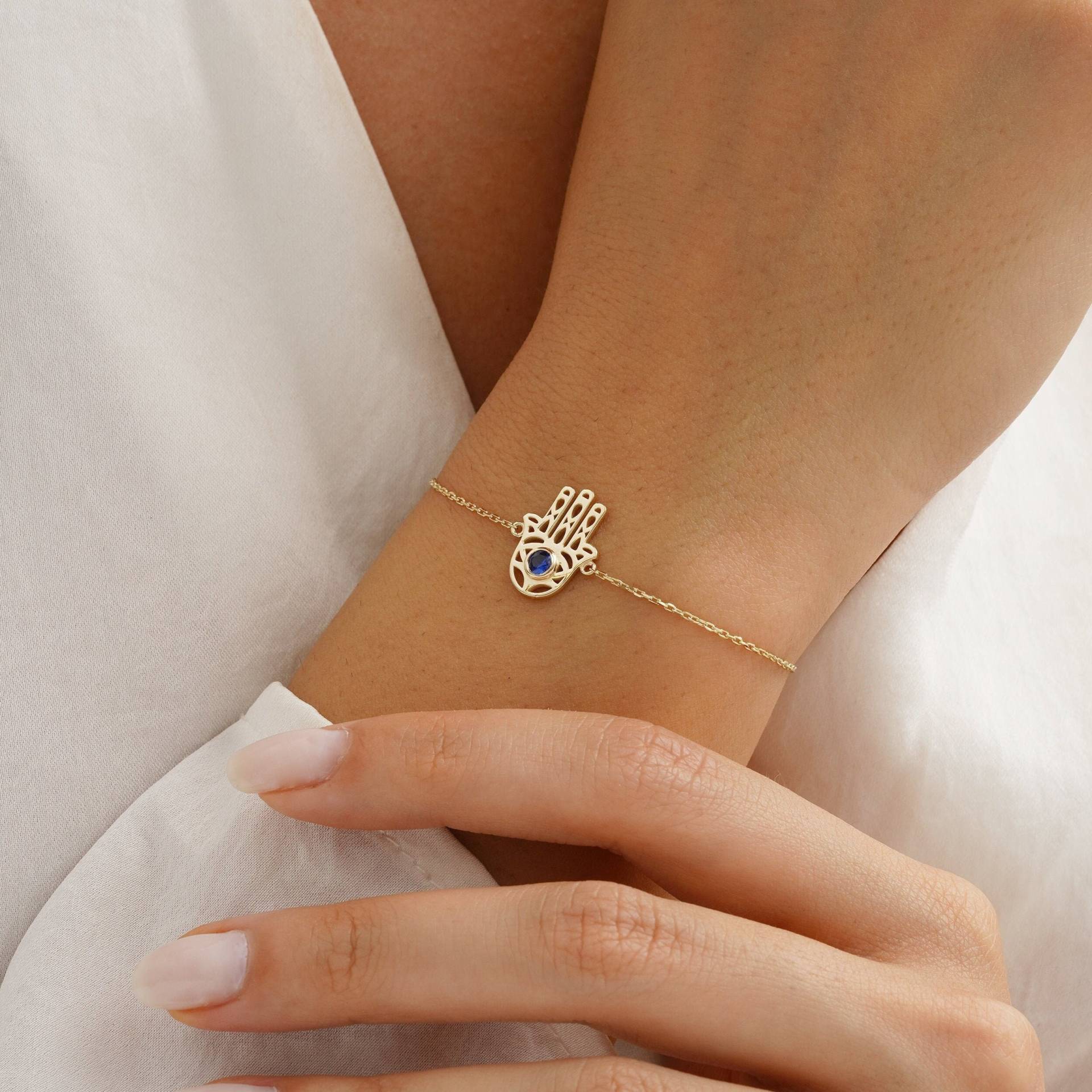 14K Gold Evil Eye Hamsa Armband, Mit Saphir Schmuck, Hand Der Fatima Göttin, 18K Hands Schmuck von HeliosGoldJewelry