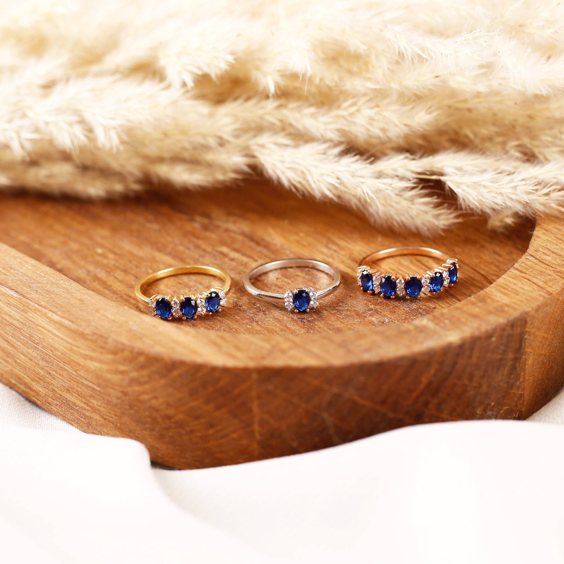 14K Gold Saphir Verlobungsring, Oval Cut Fünf Steine Ring, Blauer Edelstein September Birthstone Schmuck, Geschenk Für Frauen von HeliosGoldJewelry