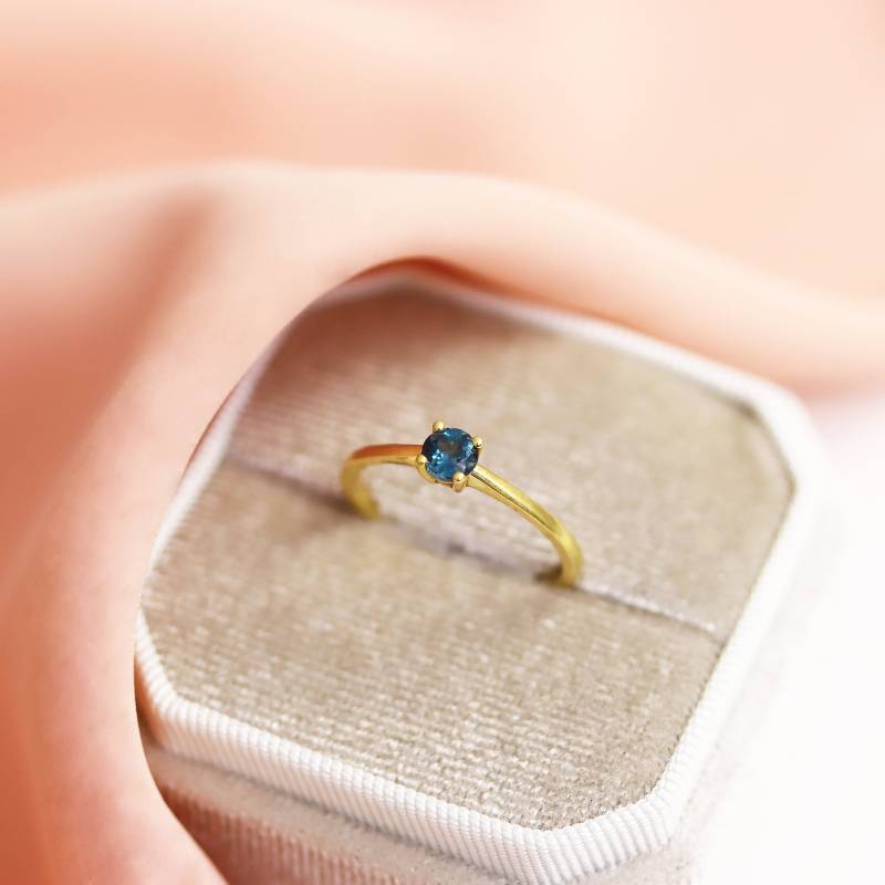 14K Gold Blautopas Ring, Topas Verlobungsring, Zierliche London Versprechensring, Ring Für Frauen, Geschenk Mama von HeliosGoldJewelry