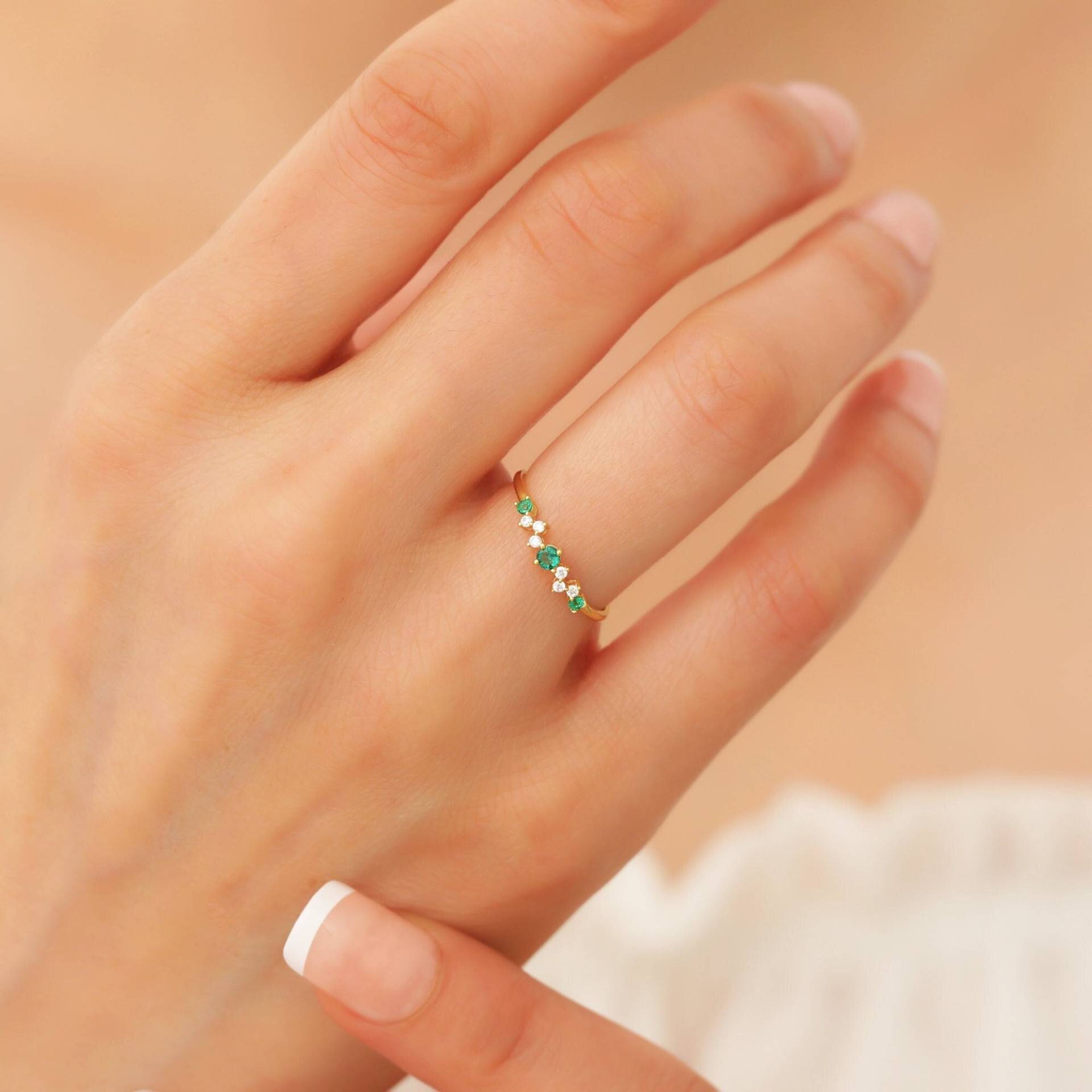 14K Smaragd Cluster Ring, Zierliche Ehering, Stapelring, Verlobungsring, Einfache Schmuck von HeliosGoldJewelry