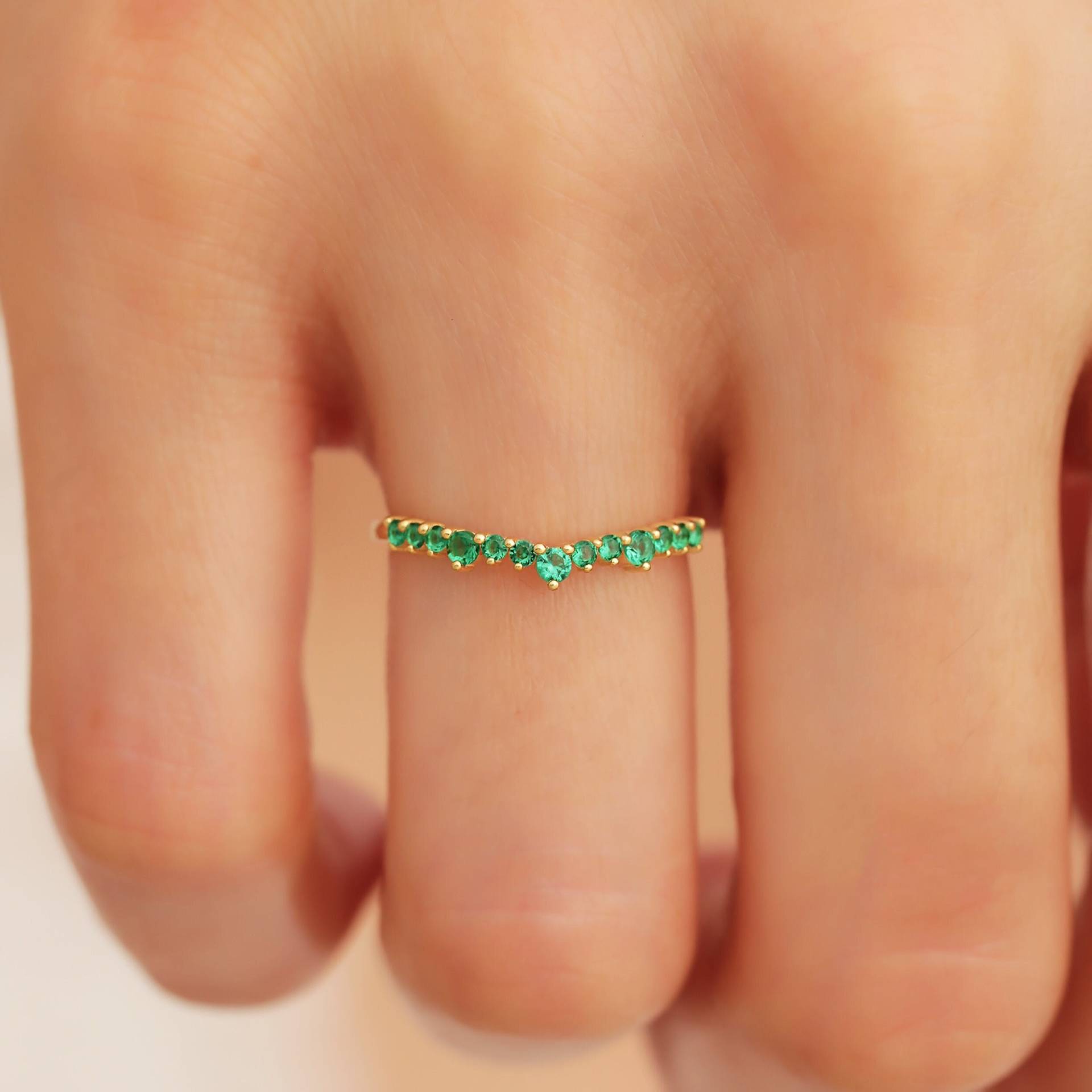 14K Minimalist Gebogener Ring, Smaragd Kurve Ehering, Kontur Ehering Ring Echtgold, Grüner Stapelring Frauen, Geschenk Für Sie von HeliosGoldJewelry