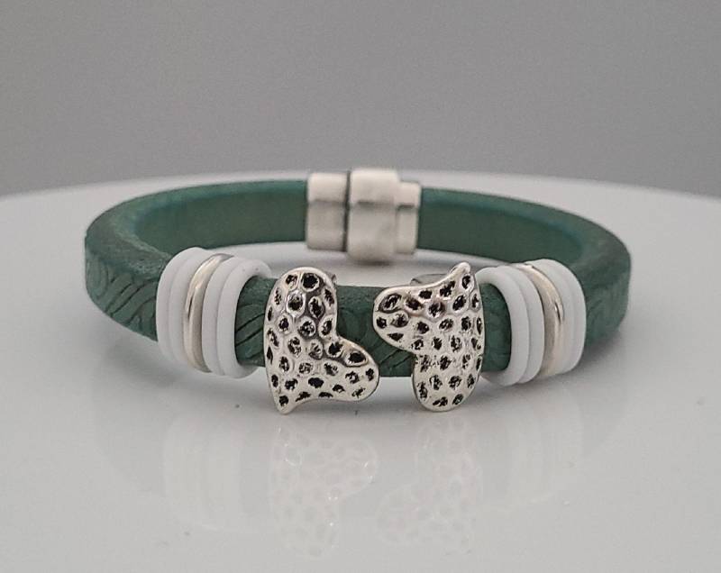 Geprägtes Green Regaliz Licorice Double Hearts Focal Damen Armband von Hellbent4LeatherShop