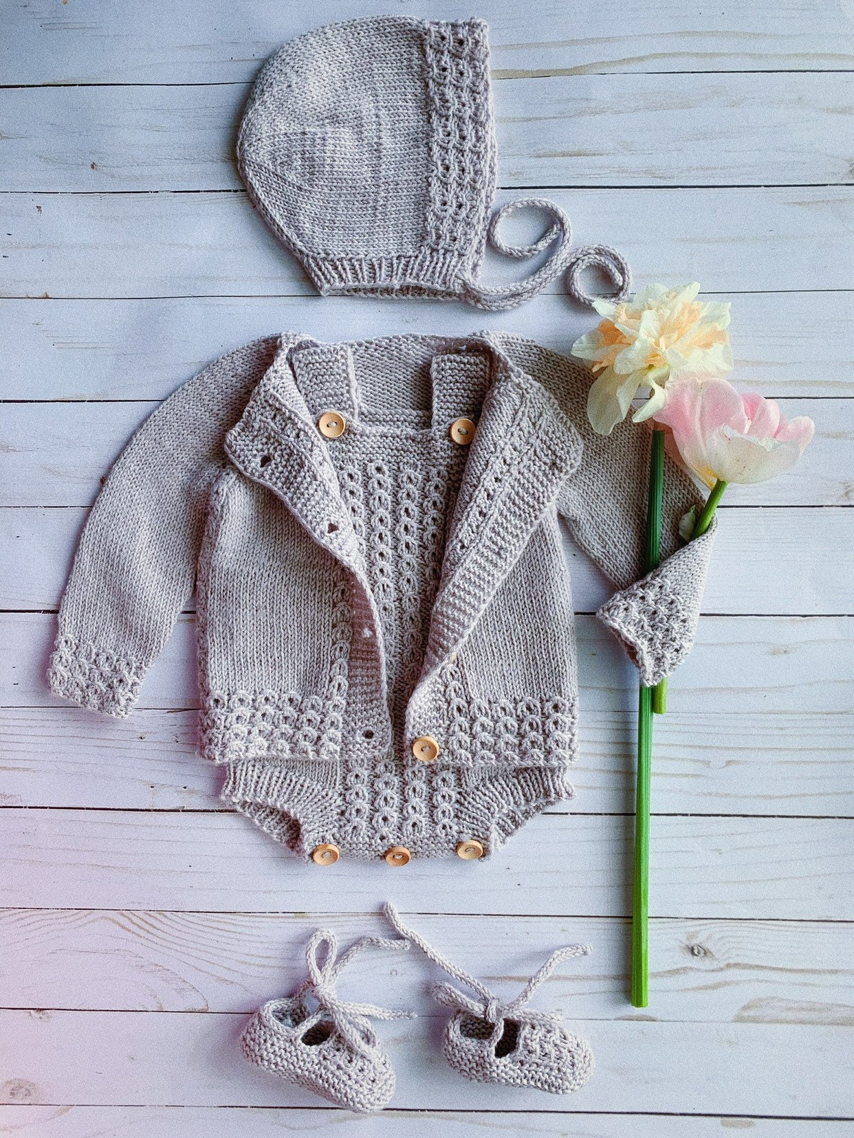 Handgemachtes Merino Baby Set Strampler, Strickjacke, Häubchen Und Booties von HellensKnitting