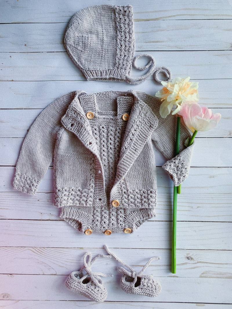 Handgemachtes Merino Baby Set Strampler, Strickjacke, Häubchen Und Booties von HellensKnitting