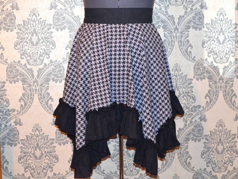 1 X 14W/16W 14/16 Schwarz Und Grau Houndstooth Platz Voller Kreis Taschentuch Saum High Waisted Rock Mit Schwarzen Boden Rüsche 1 X 14W/16W 14/16 Schwarz Und Grau Houndstooth Platz Voller Kreis Taschentuch Saum High Waisted Rock Mit Schwarzen Boden Rüsche von HellfireCatDesigns