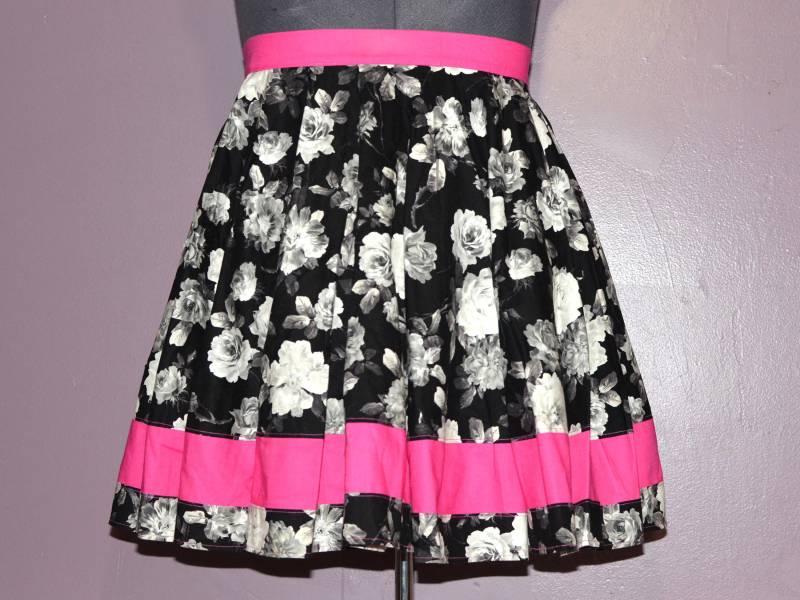 3 X 22W/24W 22/24 Schwarz Und Weiß Floral Mit Heißen Rosa Akzent Voller Tellerrock von HellfireCatDesigns