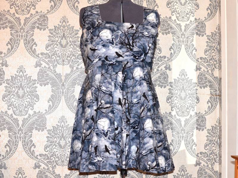 4 X Bereit, Schiff Krähen Oder Raben, Mond Und Skelett Bäume Ärmellose Vollkreis Rock A-Linie Kleid von HellfireCatDesigns