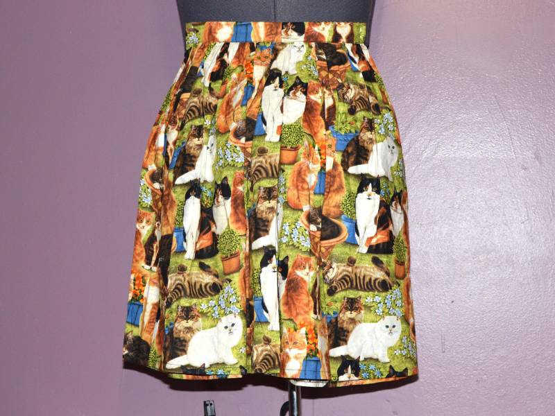 xs S Kleine Größe 2 4 Katzen Auf Einem Picknick Im Feld Raffung Rock xs S Kleine Größe 2 4 Katzen Auf Einem Picknick Im Feld Raffung Rock von HellfireCatDesigns