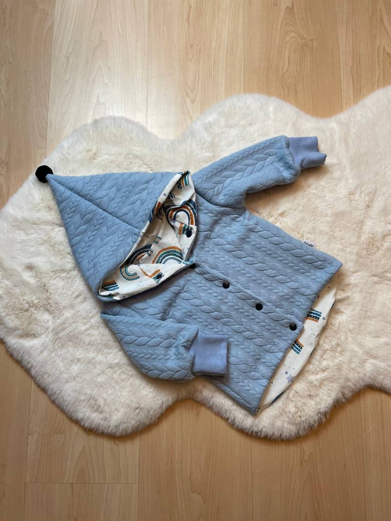 Zopfstrickjacke Hellblau/Regenbogen von HelliMaus