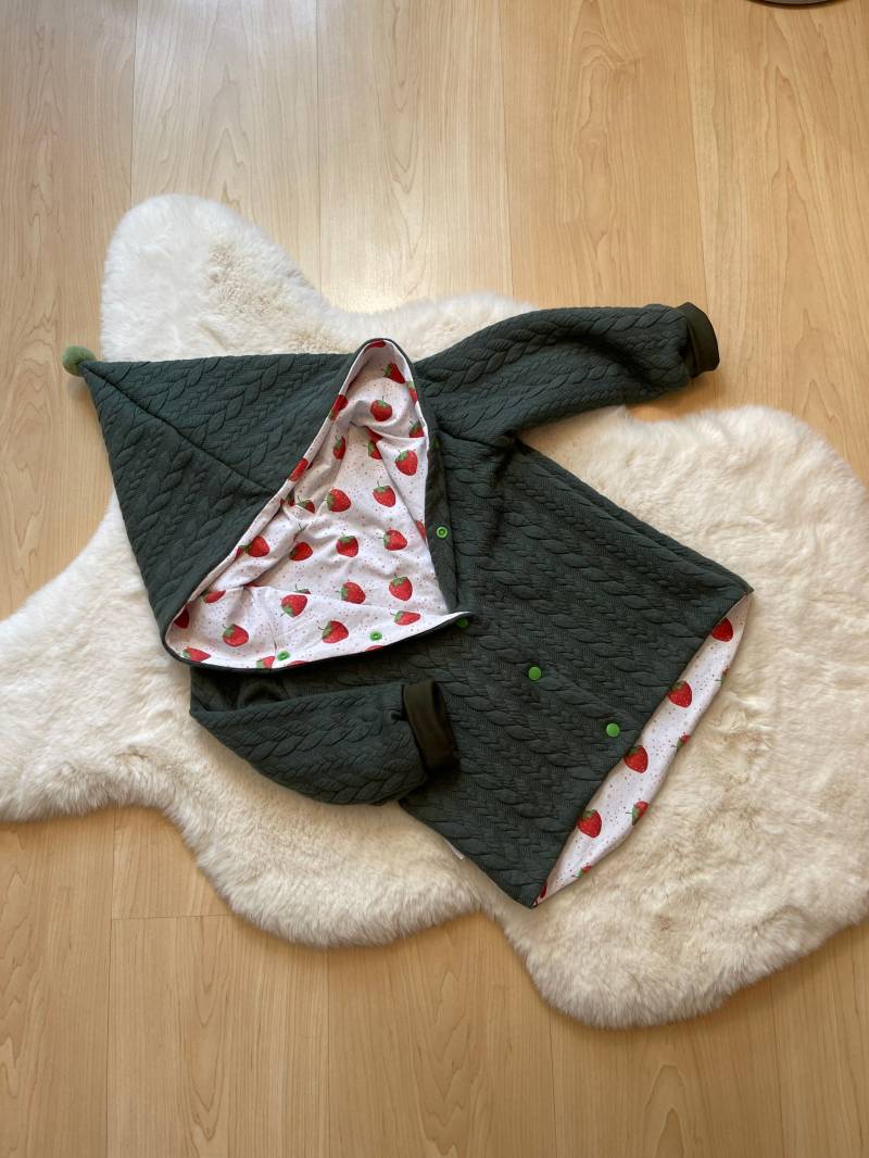 Zopfstrickjacke Moosgrün/Erdbeeren Rot von HelliMaus