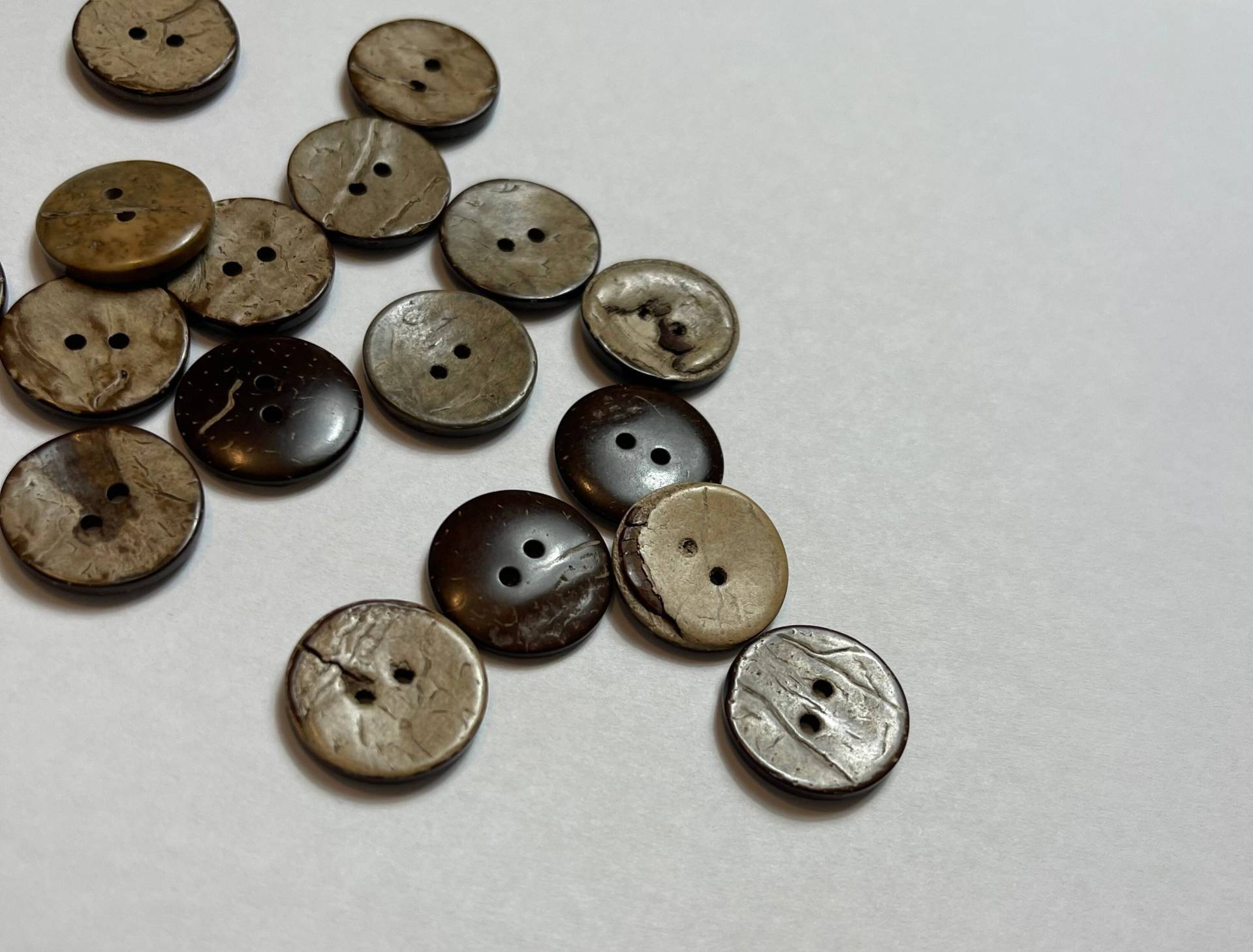Kokosknöpfe 20mm, 5 Stück, 2-Loch Kokosknöpfe 20mm, 5 Stück, 2-Loch von HelliMausStoffe