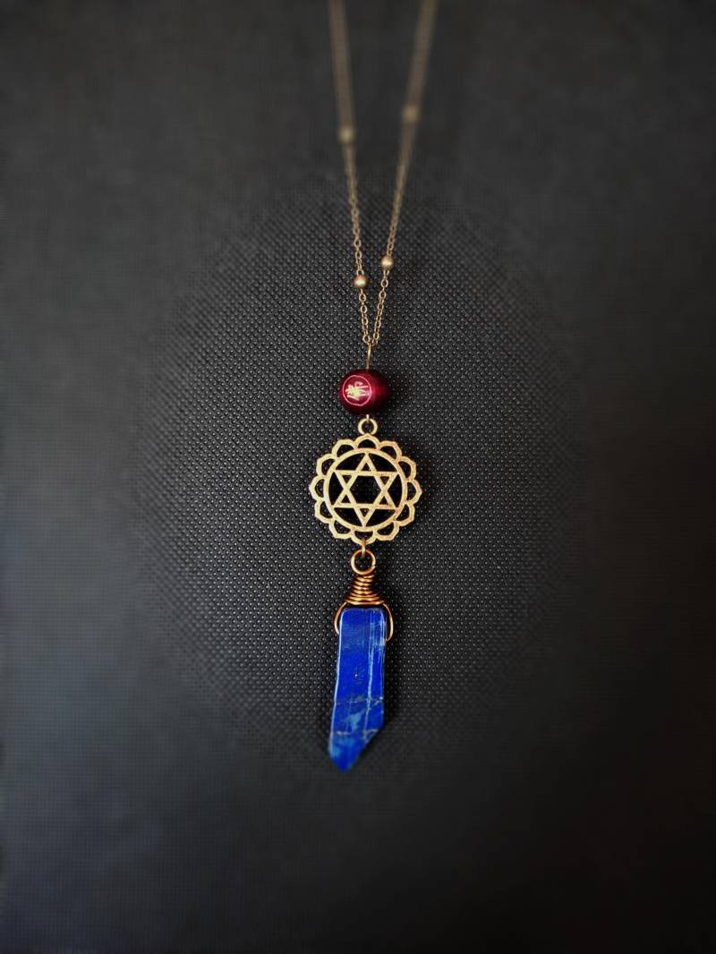 Halskette Mit Lapislazuli Und 4. Chakra-Punkt von Hellishead