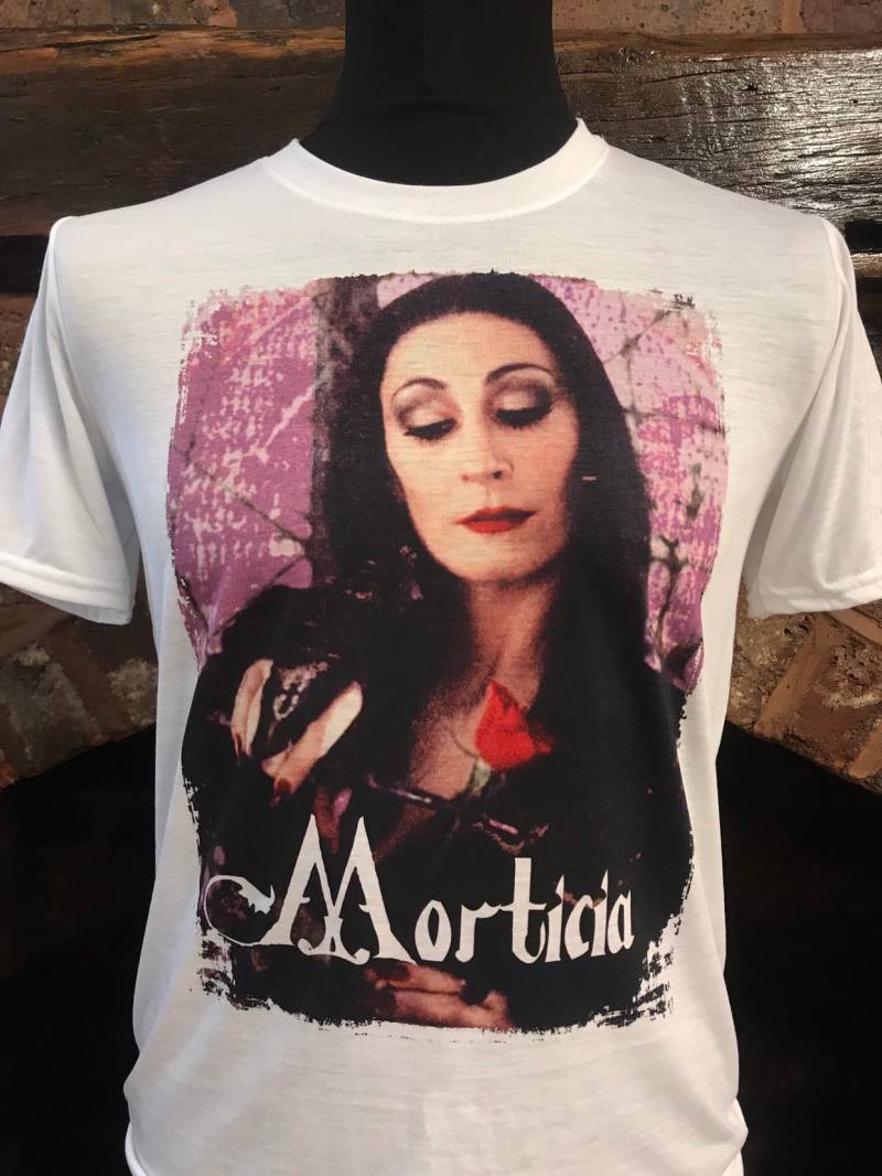 Die Addams Family - Morticia Weißes T-Shirt. Anjelica Huston. Männer & Frauen Alle Größen Grunge, 90Er Jahre von Hellmouth