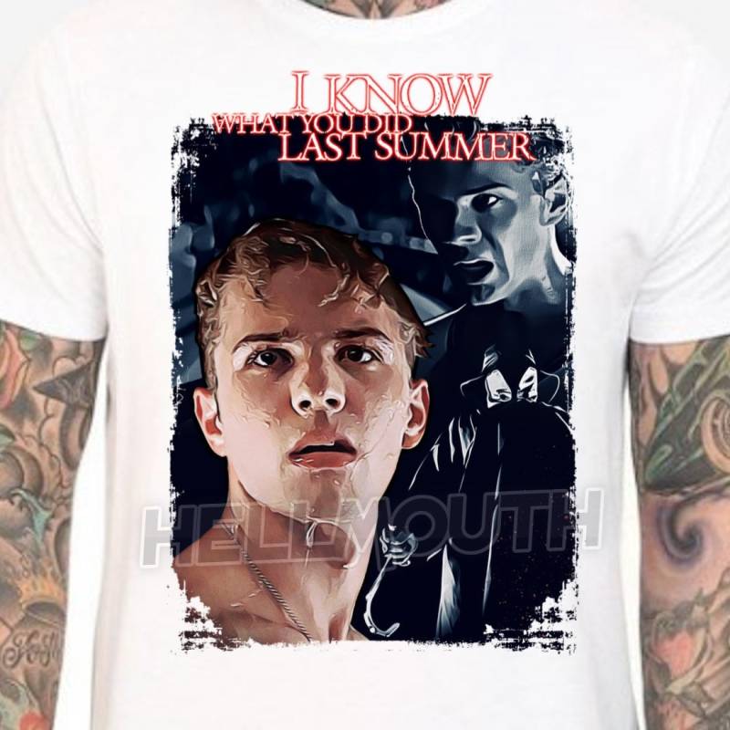 Ich Weiß, Was Du Letzten Sommer Gemacht Hast - Weißes T-Shirt. Barry, Nick Caro. Herren & Damen Alle Größen von Hellmouth