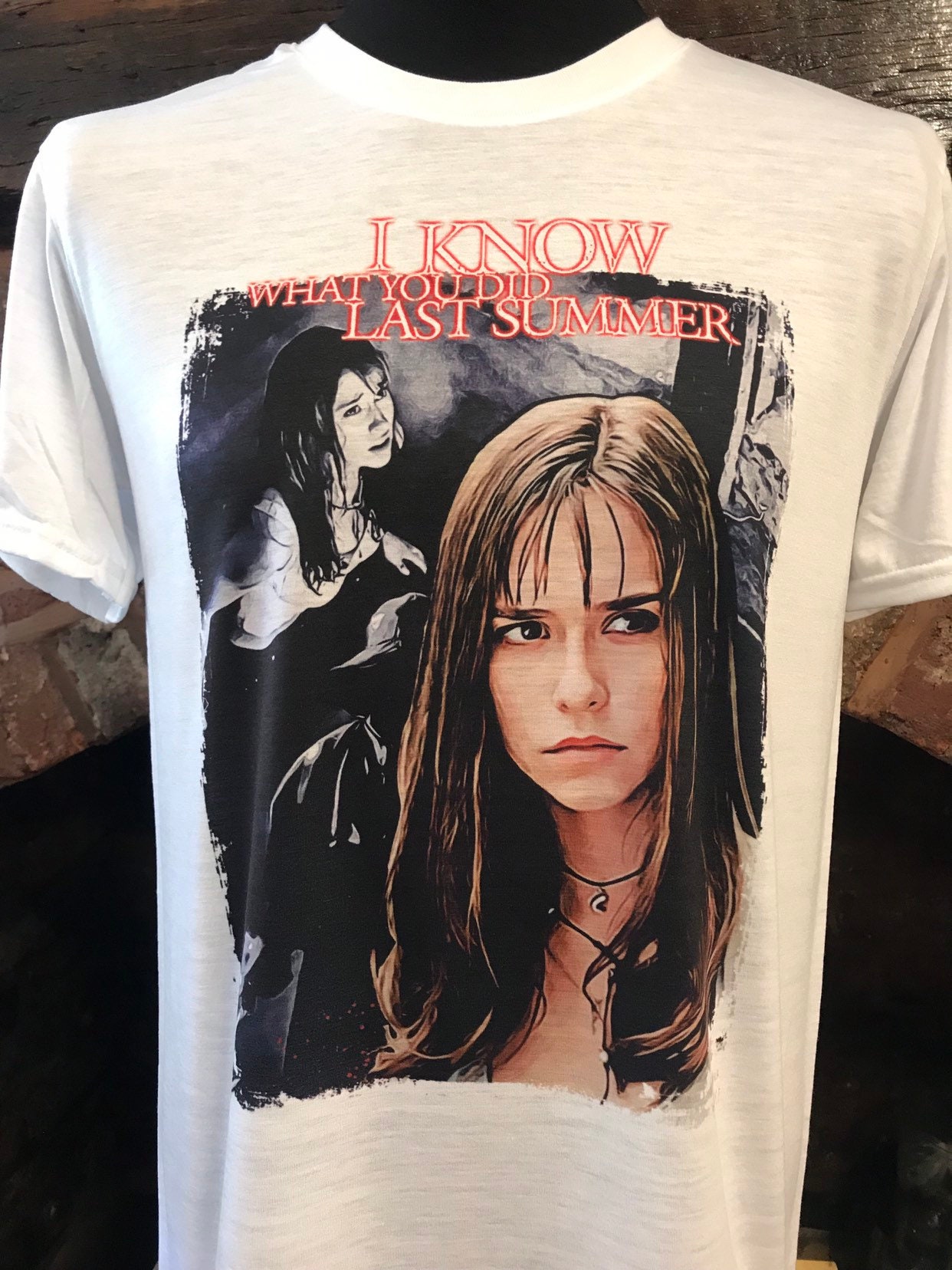 Ich Weiß, Was Du Letzten Sommer Gemacht Hast - Weißes T-Shirt. Julie James, Jennifer Love Hewitt. Herren & Damen Alle Größen von Hellmouth