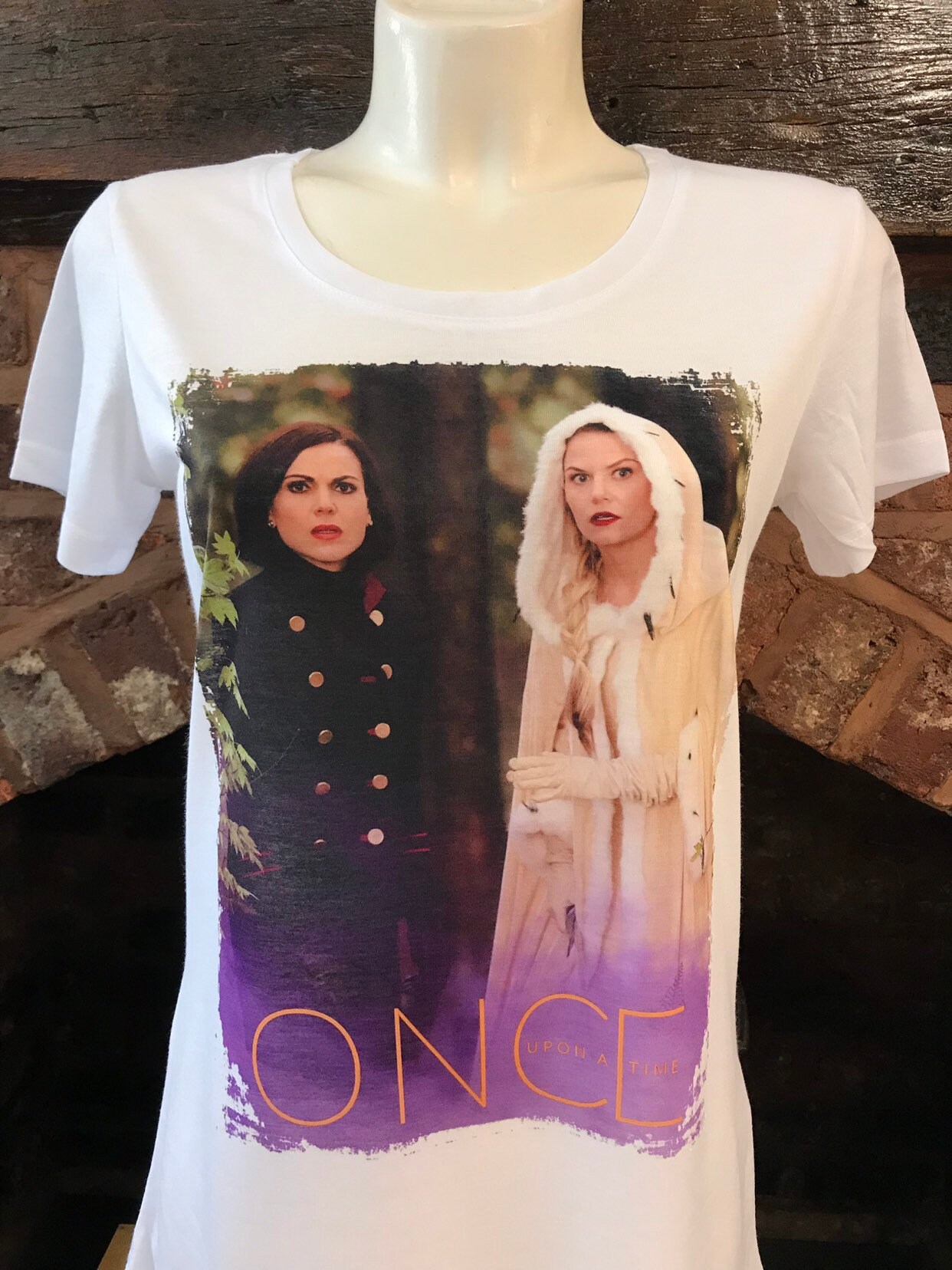 Regina Mills Und Emma Swan - Evil Queen Es War Einmal Weißes T-Shirt. Herren & Damen Alle Größen von Hellmouth