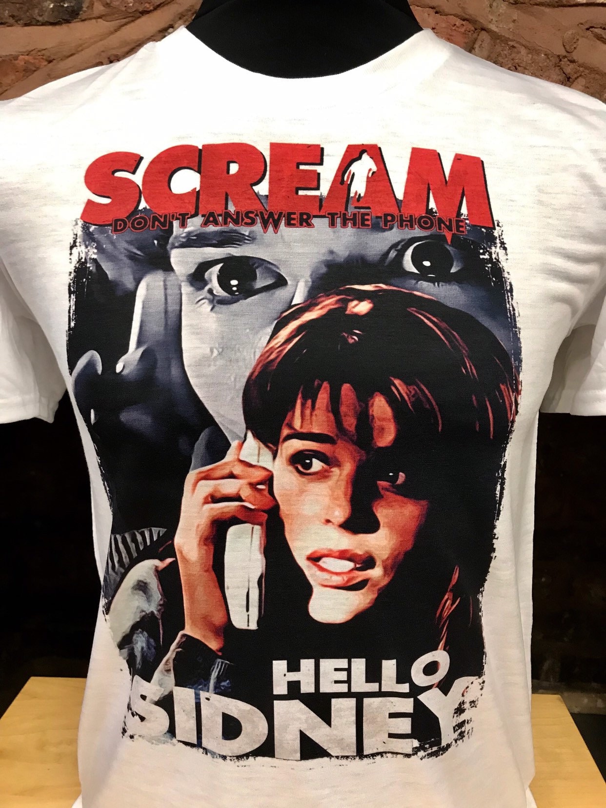 Screme - Weißes T-Shirt. Sidney Prescott, Geborene Campbell. Herren & Damen Alle Größen von Hellmouth