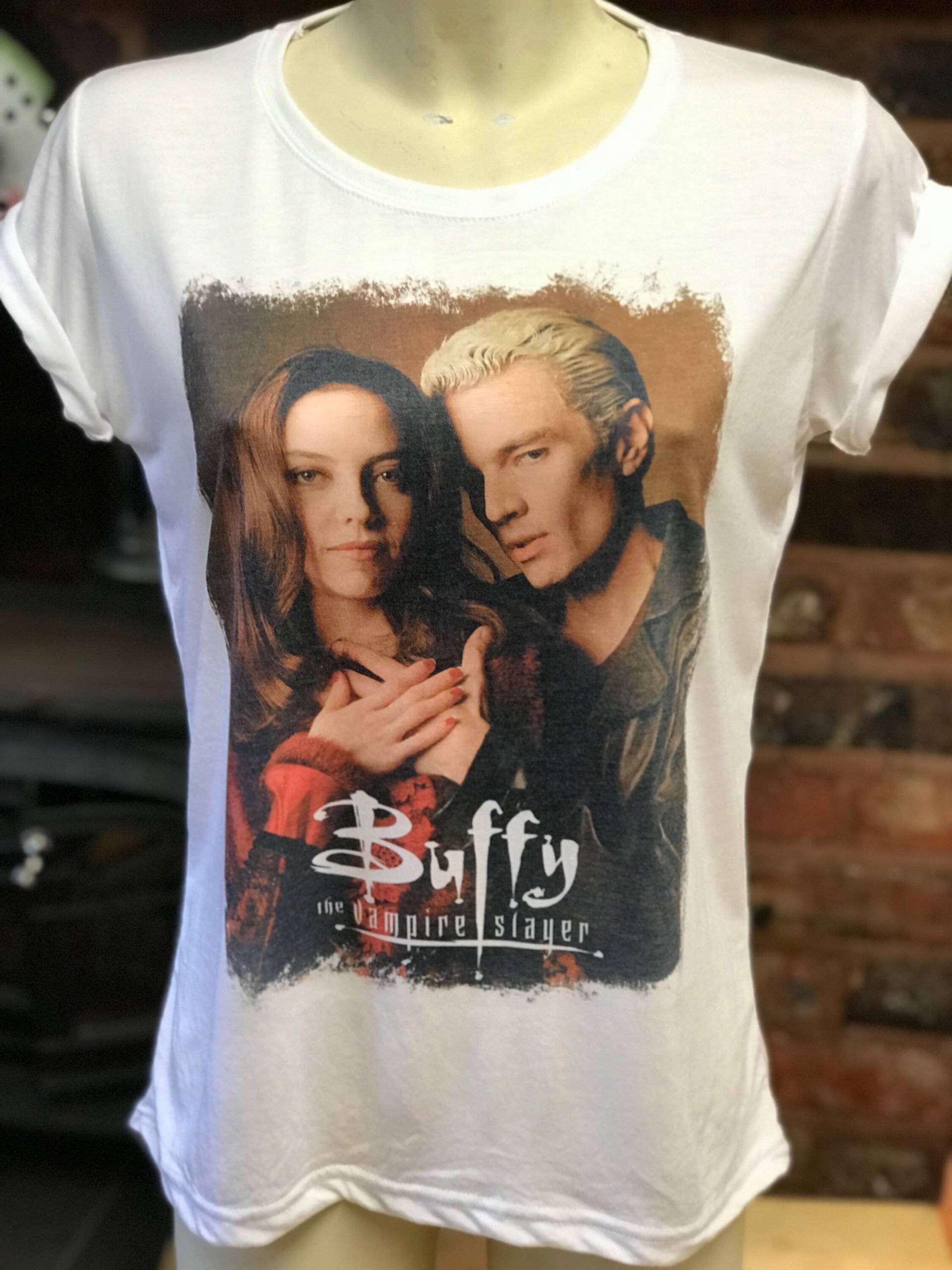 Spike Und Drusilla - Weißes T-Shirt. Herren & Damen Alle Größen von Hellmouth