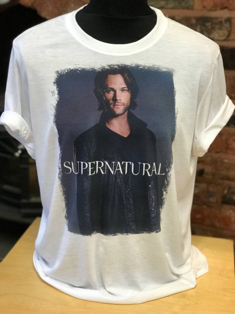 Supernatural - Weißes T-Shirt. Sam Winchester. Herren & Damen Alle Größen von Hellmouth