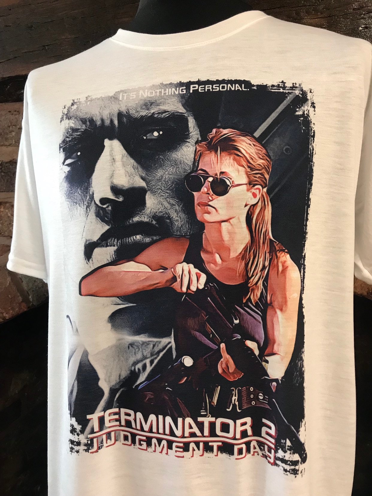 Terminator 2 - Arnold Schwarzenegger, Linda Hamilton, Sarah Connor Weißes T-Shirt. Herren & Damen Alle Größen von Hellmouth
