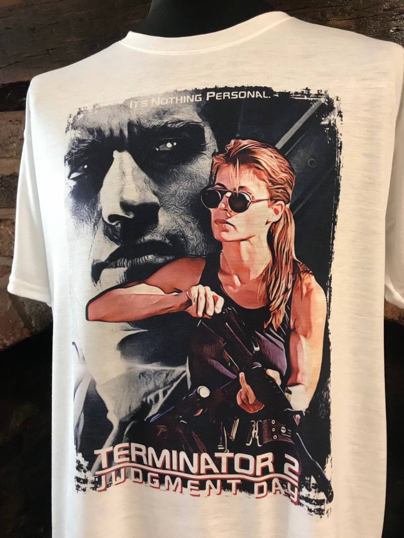 Terminator 2 - Arnold Schwarzenegger, Linda Hamilton, Sarah Connor Weißes T-Shirt. Herren & Damen Alle Größen von Hellmouth