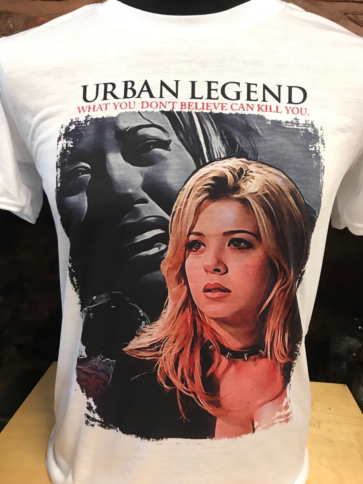 Urban Legend - Weißes T-Shirt. Tara Reid, Sasha Thomas. Herren & Damen Alle Größen von Hellmouth