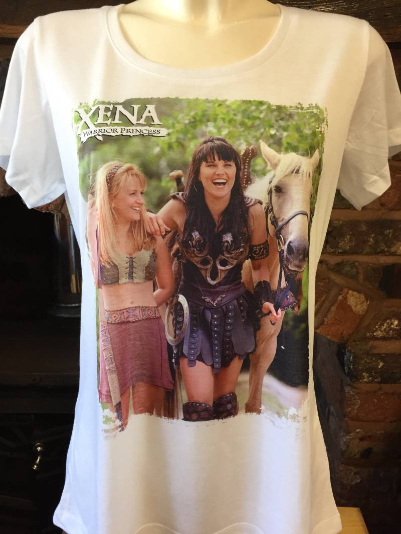 xena Warrior Princess - Und Gabrielle T-Shirt. Herren- Damengrößen. Lucy Lawless, Renee O'connor von Hellmouth
