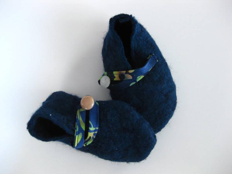 Babyschuhe Gefilzte Wolle in Dunkelblau, Warme Babyschuhe, Weiche Babyschühchen, Booties Bleiben An von HelloLittlePinecone
