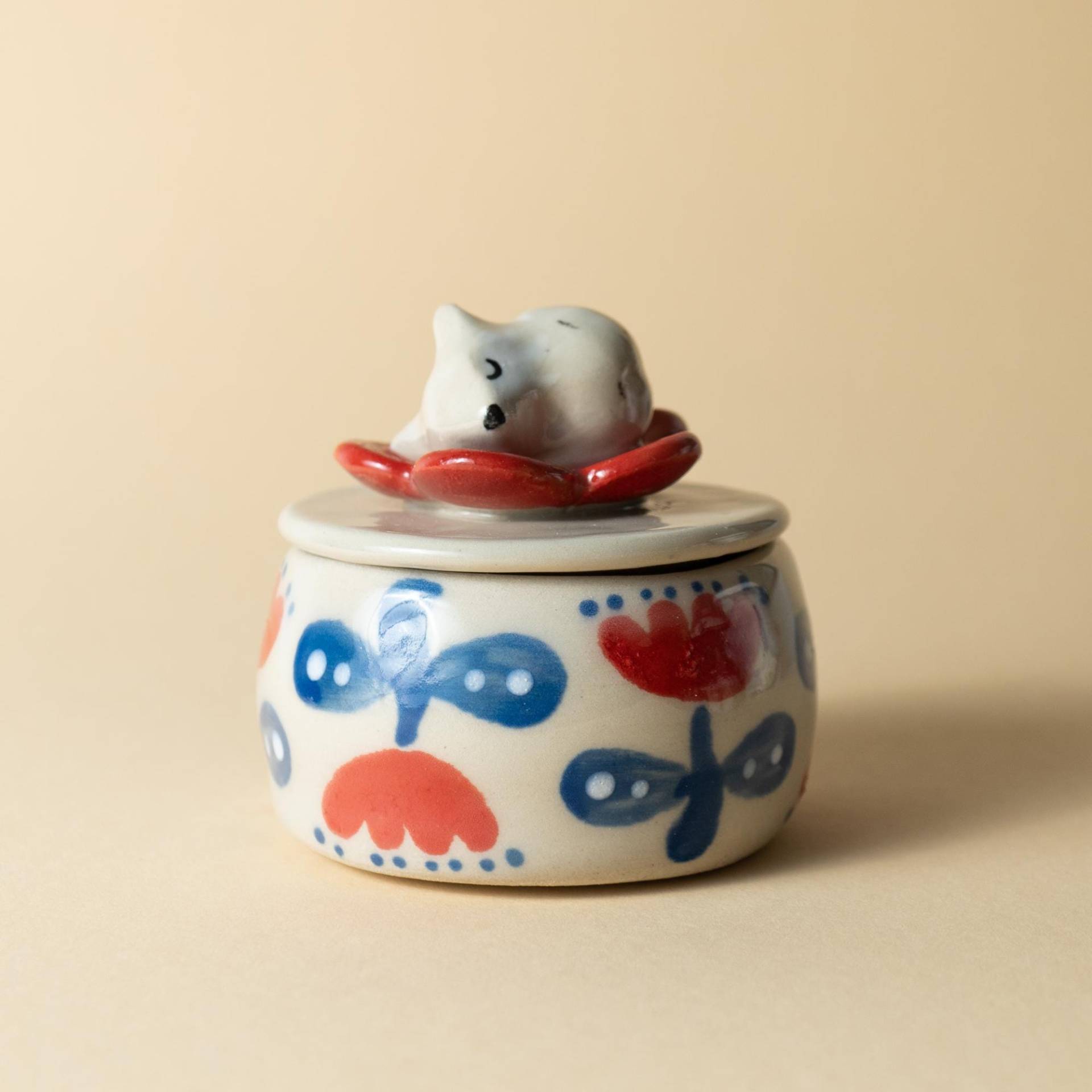 Handgefertigte Keramik Deckeldose Fuchs Mit Schlafendem Baby Und Blumenmalerei von HelloMumiku