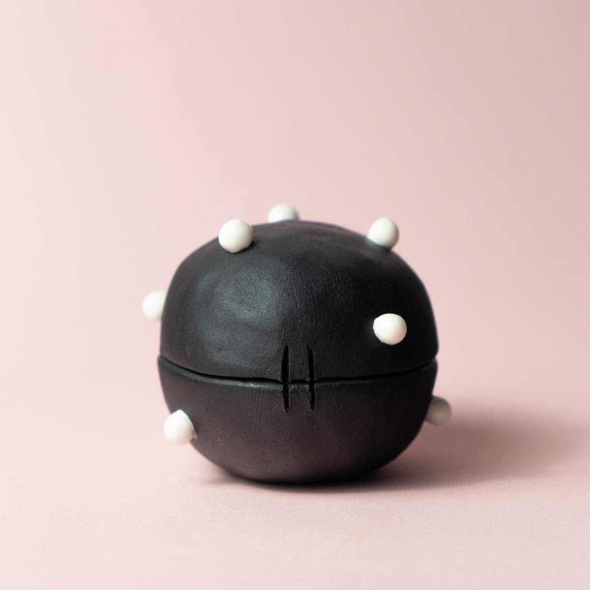 Handgefertigte Schmuckbox Aus Schwarzem Steingut Keramik Schmuckschatulle Mit Porzellanperlen von HelloMumiku