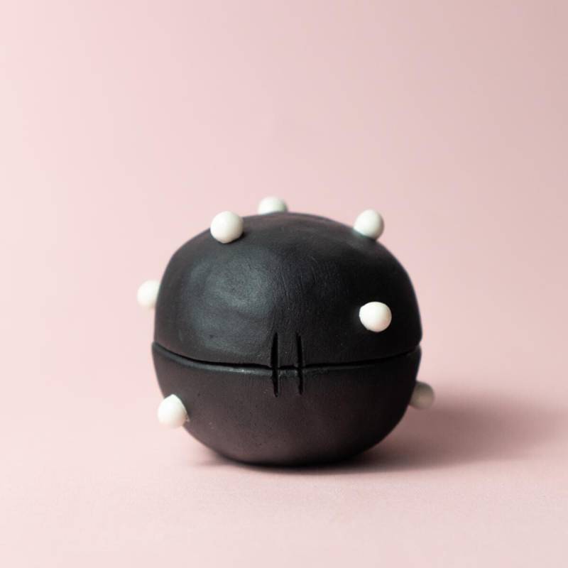 Handgefertigte Schmuckbox Aus Schwarzem Steingut Keramik Schmuckschatulle Mit Porzellanperlen von HelloMumiku